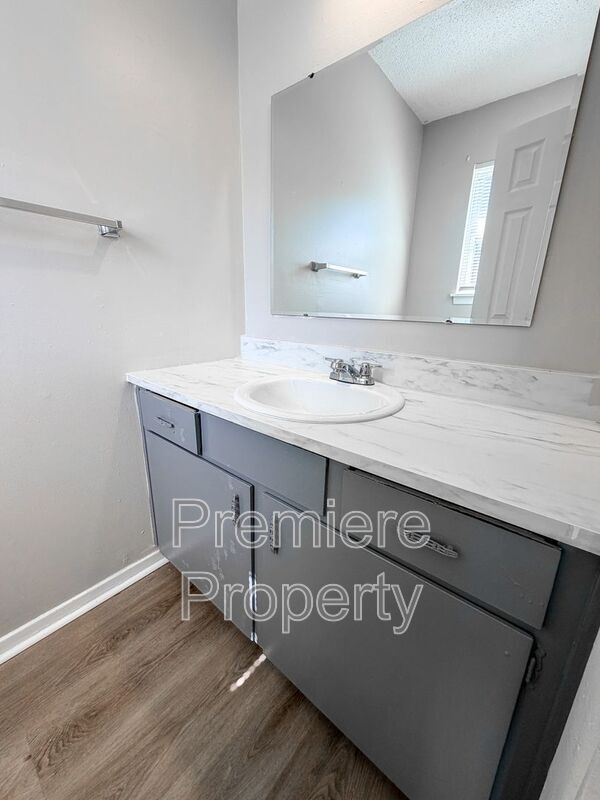 Photo - 219 N Oak Dr