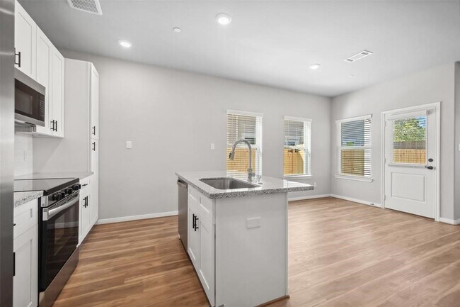 Photo - 214 W Lewis St
