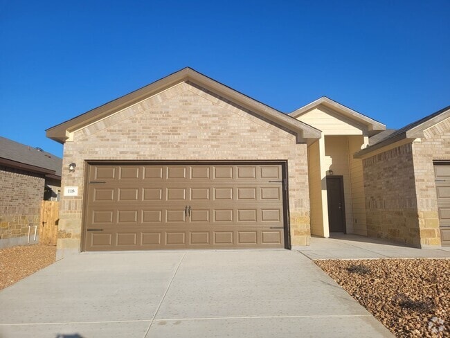 Building Photo - Luxury Townhome New Braunfels
