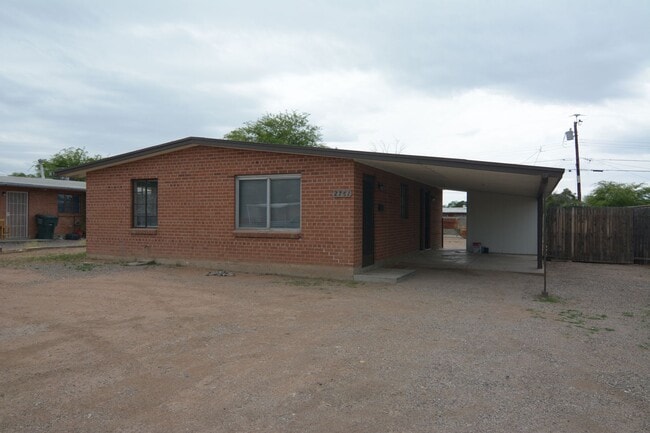 Building Photo - Updated 2 Bedroom 1 Bath! Located in Convenient Central Tucson Location!