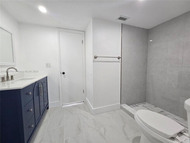 Photo - 2831 N Oakland Forest Dr Unit 108