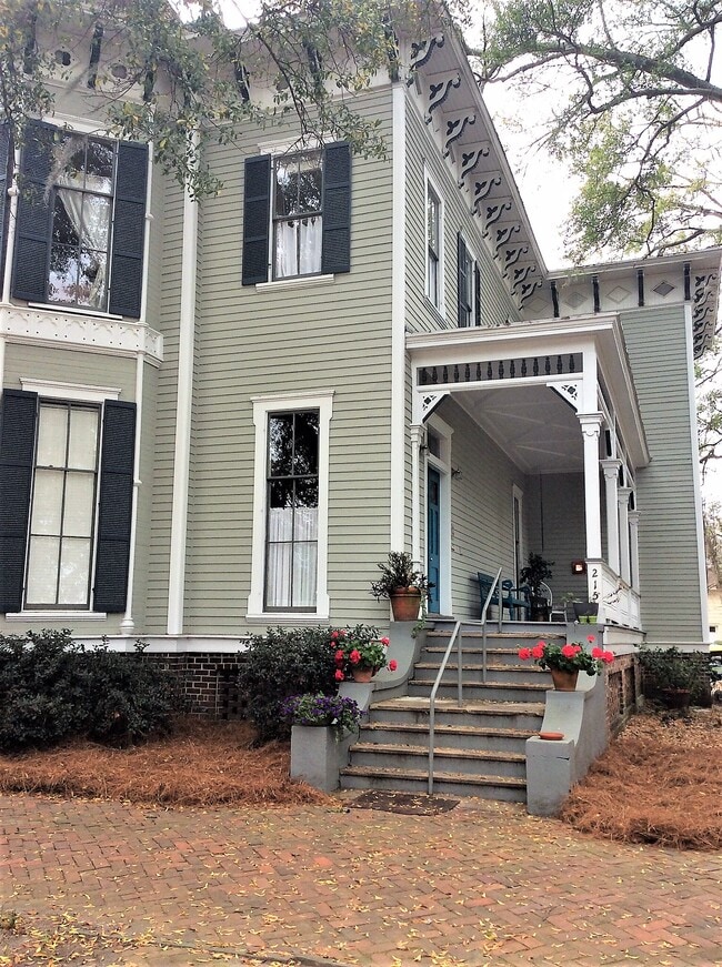 Beautiful Victorian - 215 W Gwinnett St Unit Apt. 3