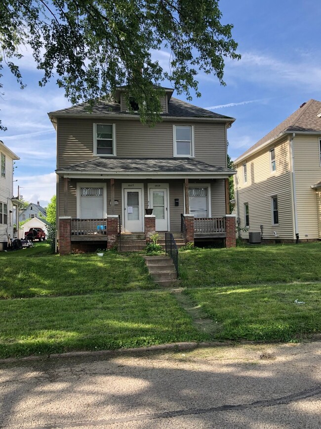 2 BR/1 BA Split Duplex in Old Town Moline - 2 BR/1 BA Split Duplex in Old Town Moline Casa