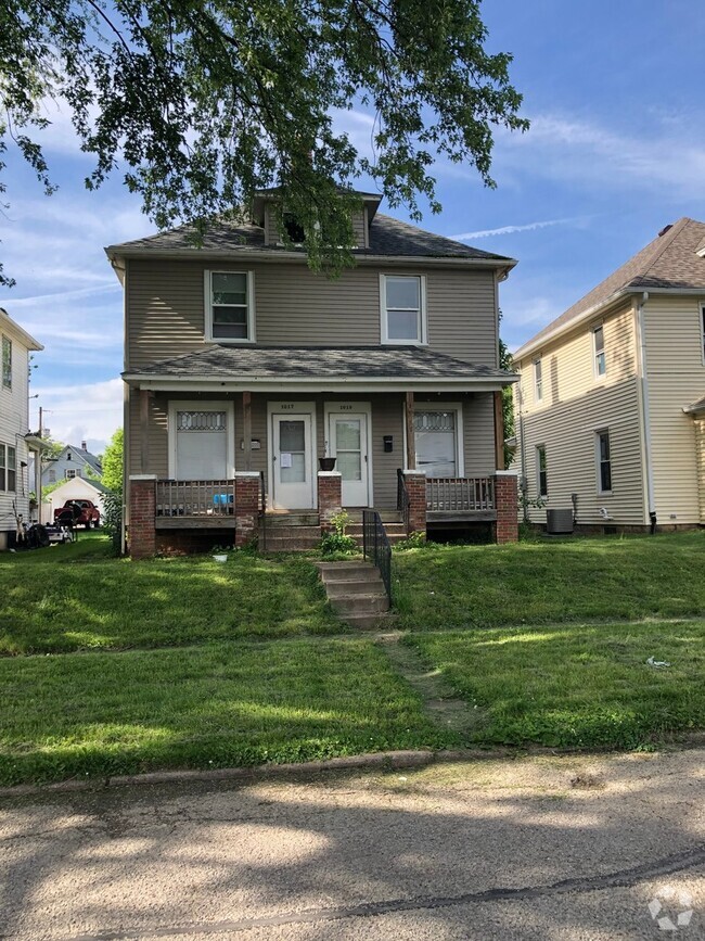 Building Photo - 2 BR/1 BA Split Duplex in Old Town Moline Rental