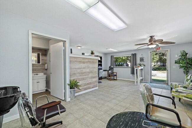 Building Photo - Freemont Duplex Unit Commercial Rental