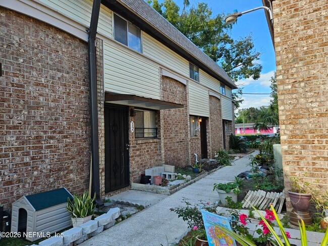 Building Photo - 1200 Bretta St Unit 10
