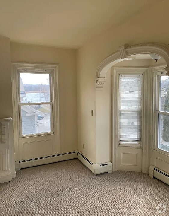 Beautiful Arched Bay Window - 10 2nd St Rental