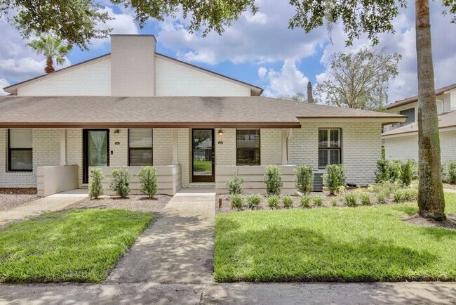 Building Photo - Charming First-Floor 1BR in Audubon Park · In-Unit Laundry · Community Pool with Lake Druid View ...