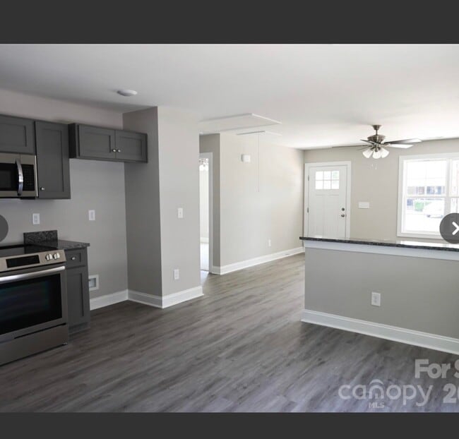 Photo - 385 Harrel St