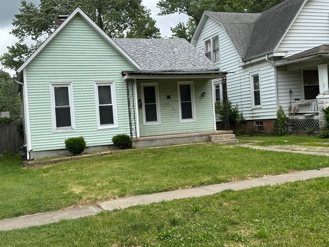Building Photo - Room to Roam: Rent this 'Yardtastic' 2 Bed... Rental