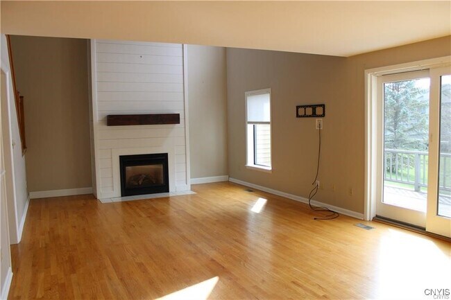 Photo - 4785 Huntwood Path