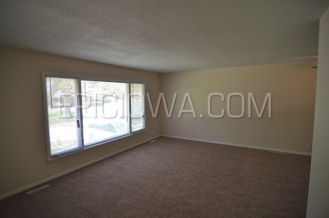 Photo - 143 Sunrise Dr NW