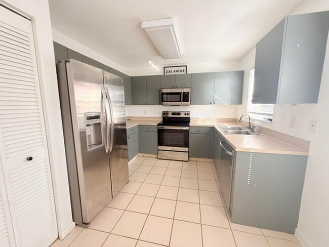 Building Photo - 2645 Country Golf Dr