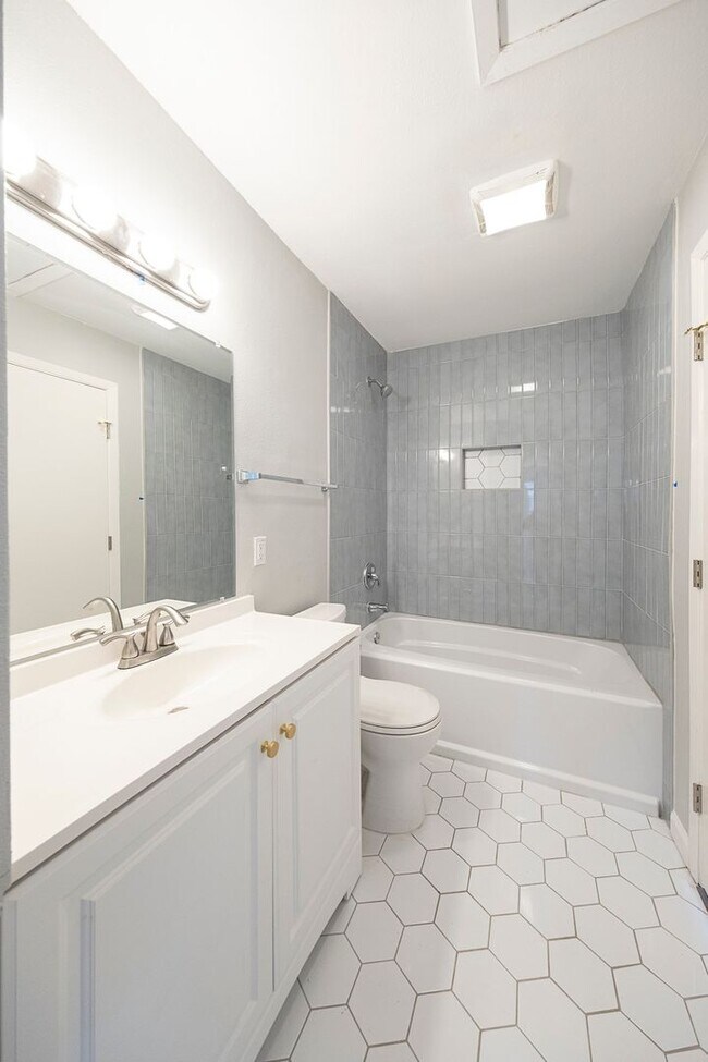 Photo - 4900 Hawk Cove Unidad - B