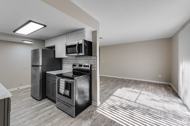 2 BR, 1 BA, 984 SF - Emerald Square Villas