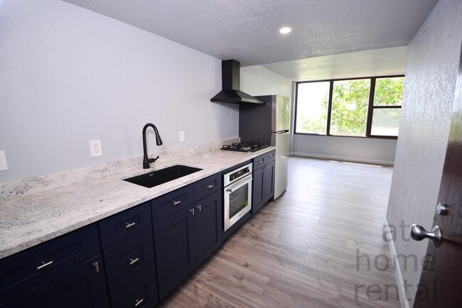 Photo - 410 W 7th St