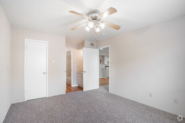 2BR, 2BA - 987SF - Master Bedroom