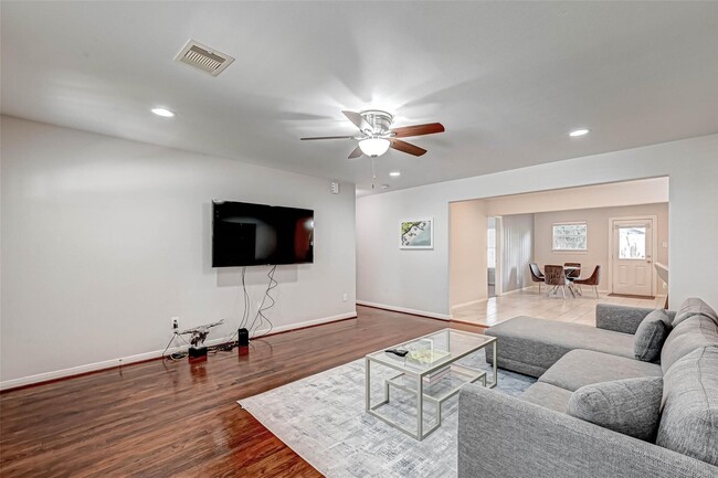 Photo - 1639 Walton St