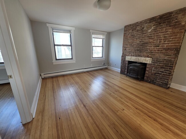 Building Photo - 504 Court St Unit 3 Rental