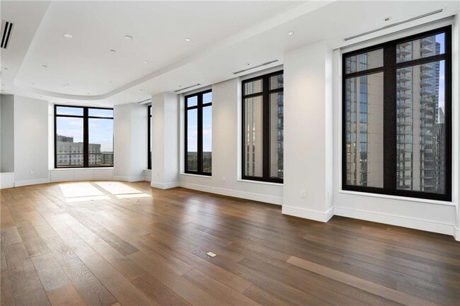 Building Photo - 3376 Peachtree Rd NE Unit 33B