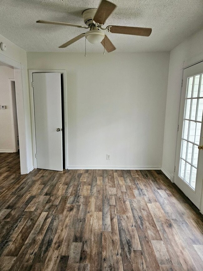 Photo - 3 BEDROOM AVAILABLE NOW!