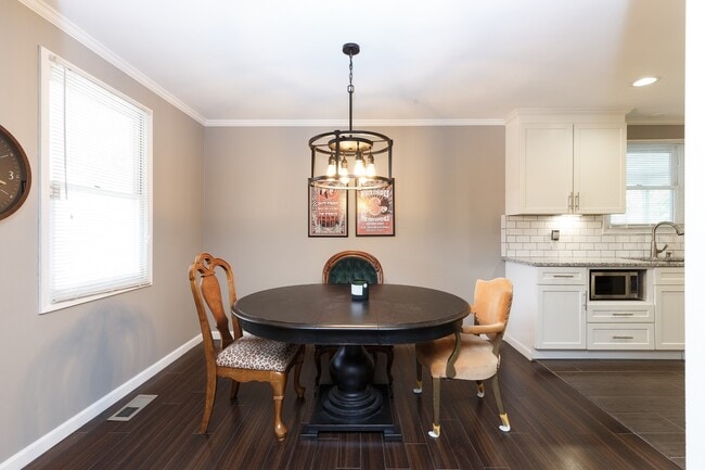 Building Photo - 905 Preston Ct