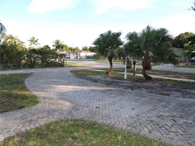 Photo - 551 E 39th St