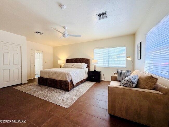 1465 W Bridalveil Pl