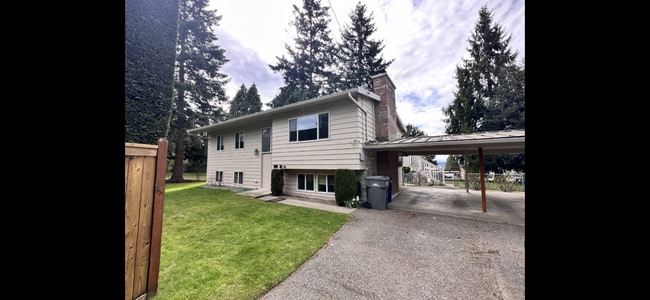 Building Photo - Tradition Kirkland Split Level with Gorgeous Views nestled in the middle of NorKirk