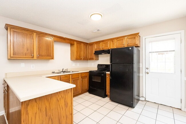 Photo - 464 Guyler St