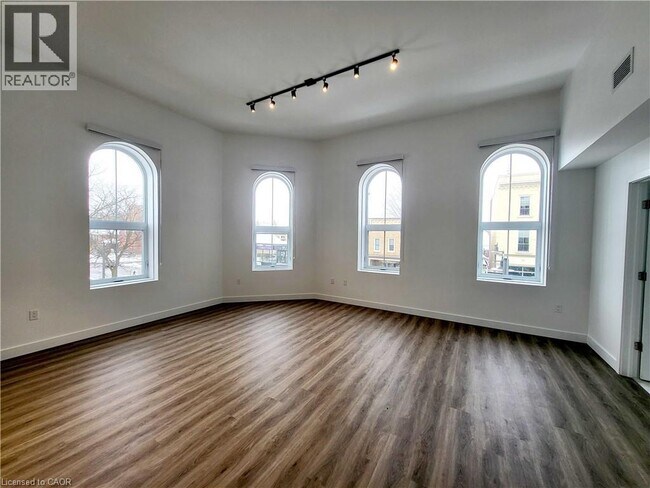 Photo - 75 Huron St