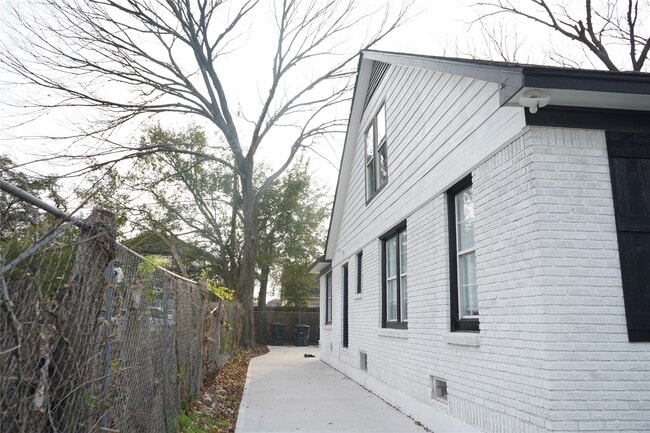 Photo - 2516 Isabella St