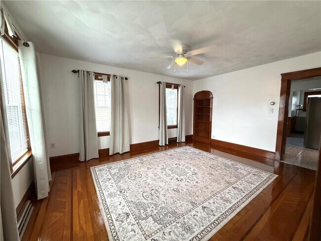 32 Lucas St