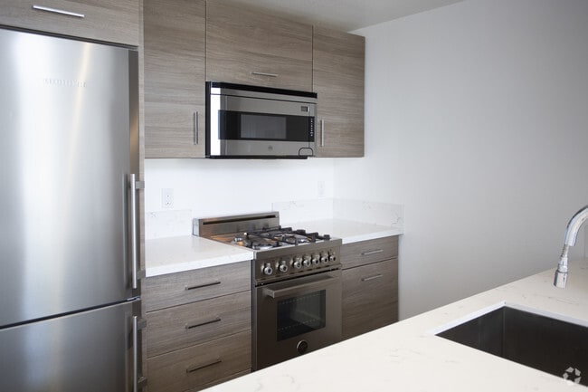 2BR, 2BA-815 SF