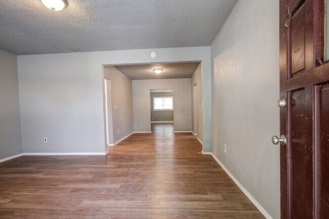 Photo - 2 BED/ 1.5 BATH Close to Botanical Gardens...