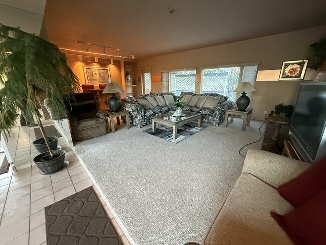 Photo - 1722 Alder Dr