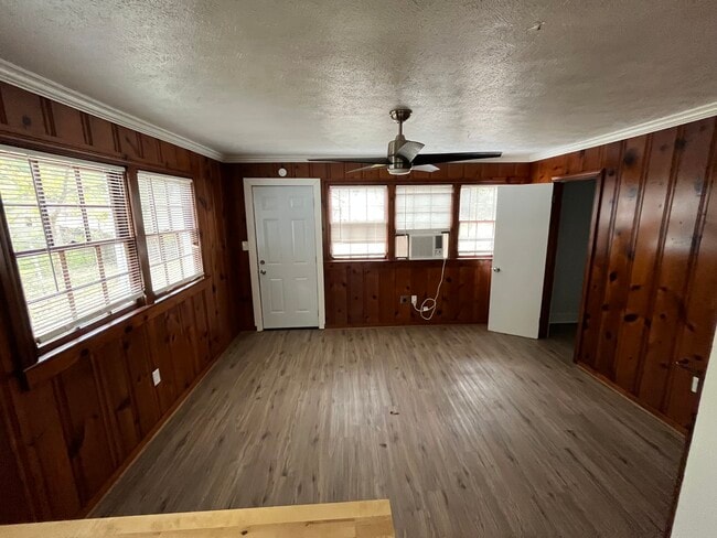 Photo - 521 Launcelot Rd