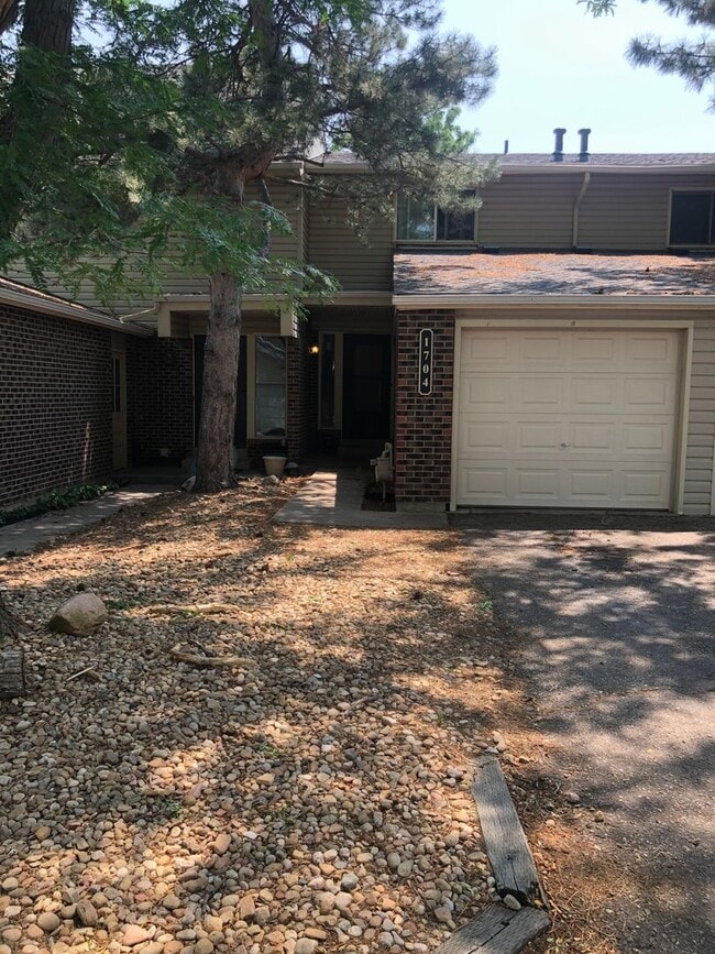 Building Photo - Centrally Located Townhome across the field from Centaurus!