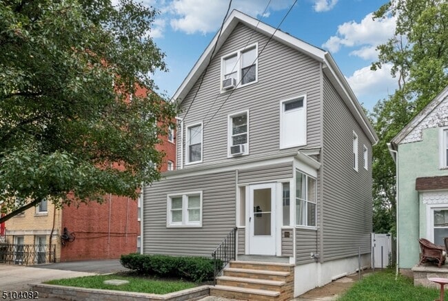 Building Photo - 204 Forest St Unit 2