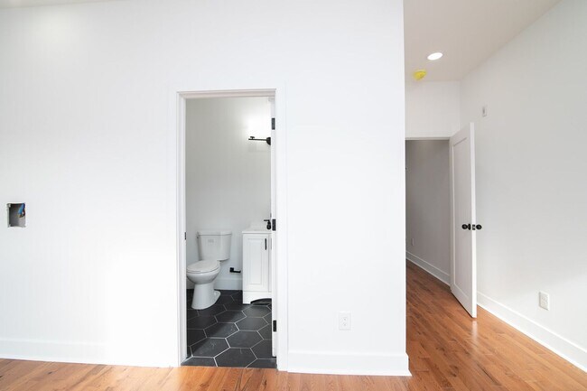 Photo - 3035 W Diamond St Unit 2
