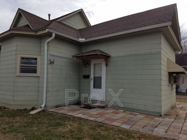 Photo - 302 E 7th St