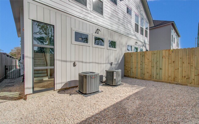 Building Photo - 4605 Edison St Unit D