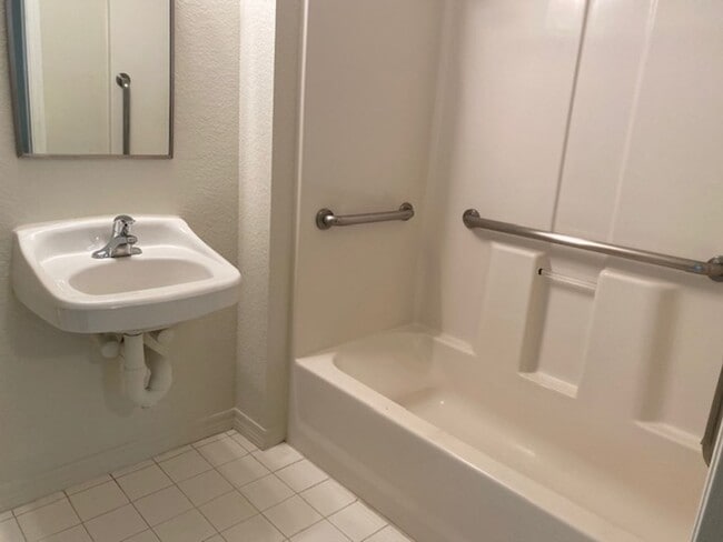 Spacious 1st Floor 2 Bed, 2 Bath Condo wit... - Spacious 1st Floor 2 Bed, 2 Bath Condo wit... Unidad 3106