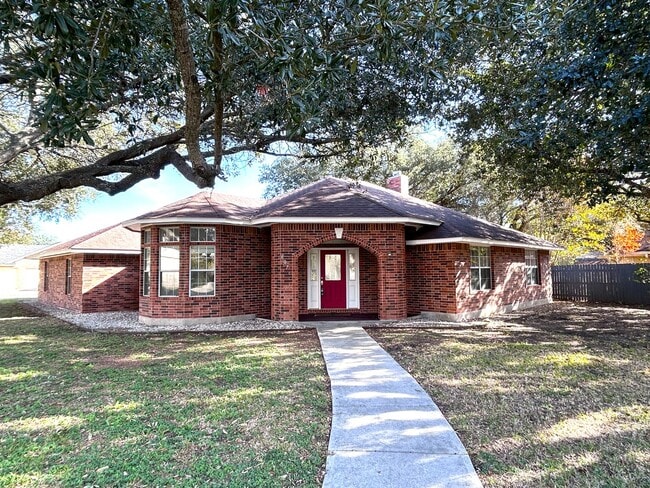 Building Photo - Stately Red-Brick Corner Lot Home in Seguin, TX