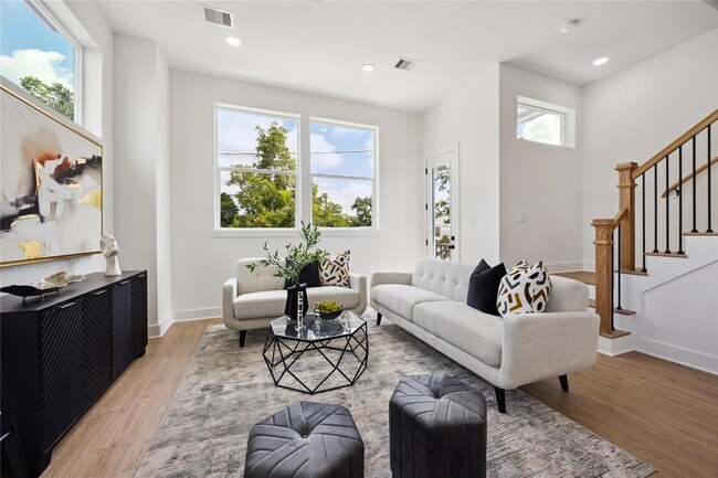 Photo - 835 Rachel St