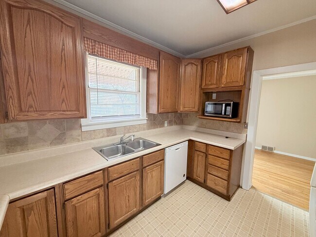 Photo - 5BR Home with Fenced Backyard, Firepit & Bonus Space