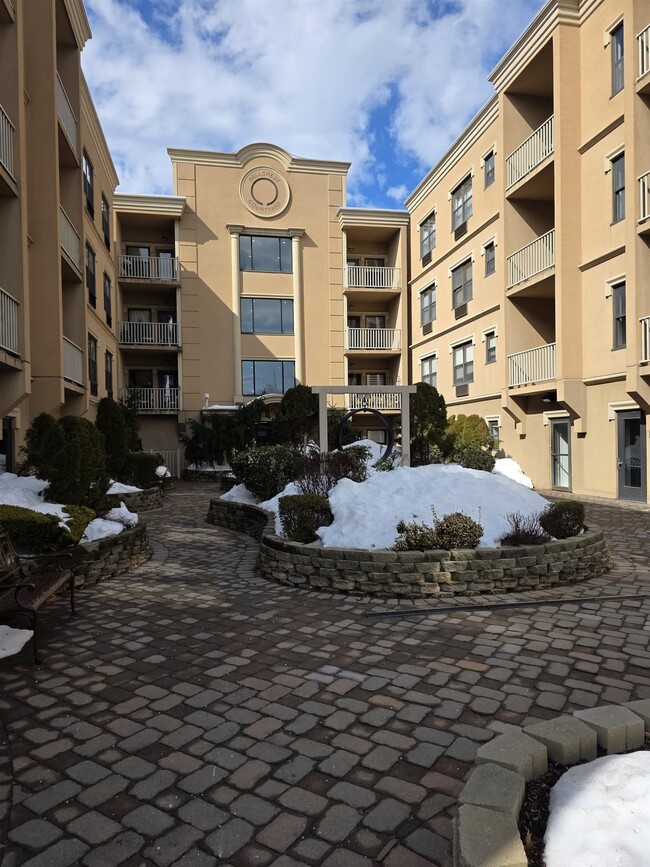 Building Photo - 8915 Bergenwood Ave Unit 8