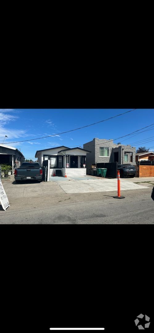 Building Photo - 1 Bedroom 1 bad home Duplex in Oakland