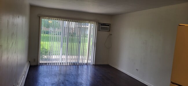 Sala de estar - 16W470 Lake Dr Unidad 16W481 Lake Dr. #24-103