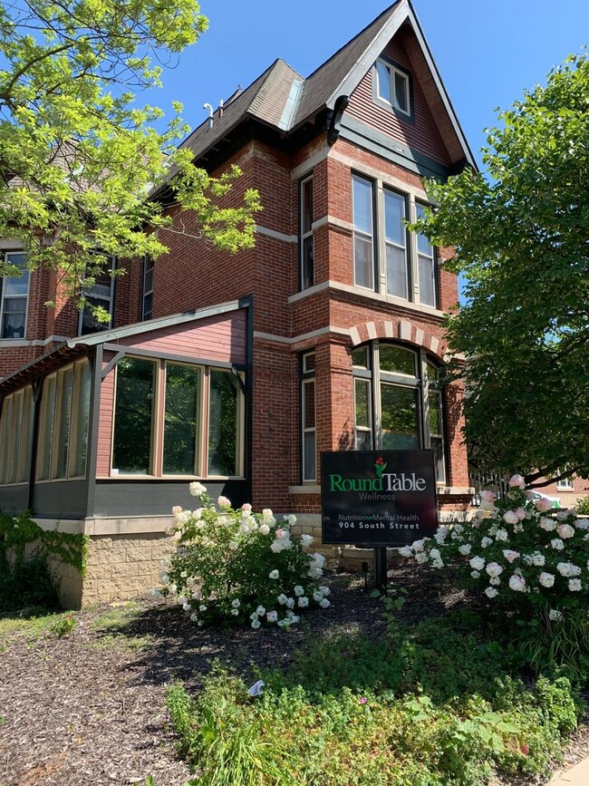 Building Photo - 904 South St